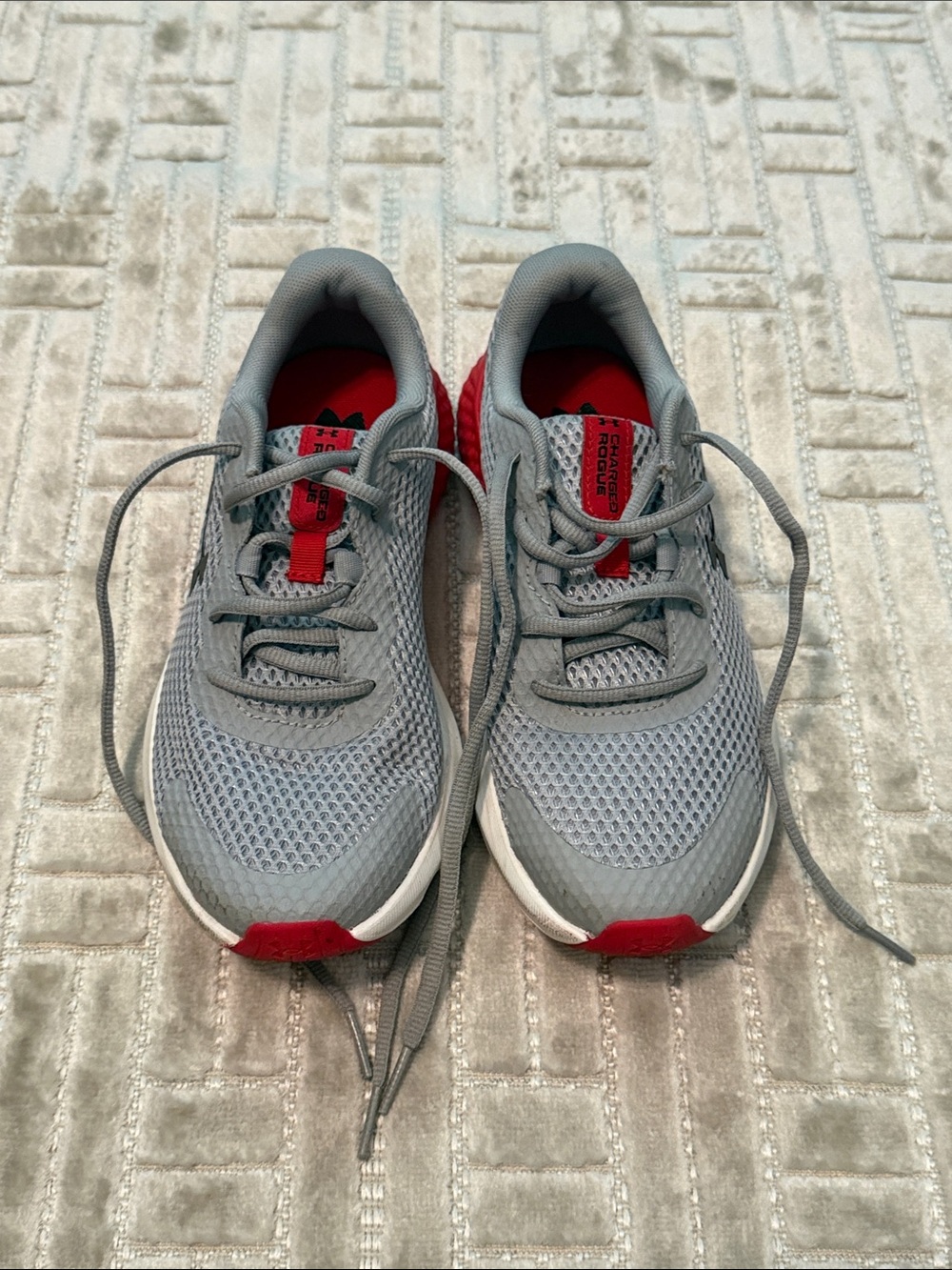 Under Armour Boy's Grade School Charged Rogue 3 Running Shoe, Size 4Y